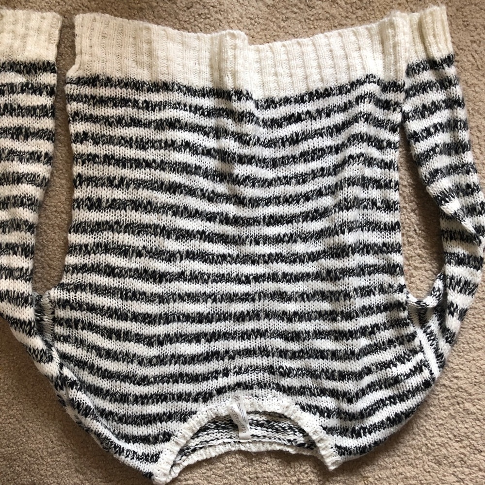 Black and white Aeropostale sweater
